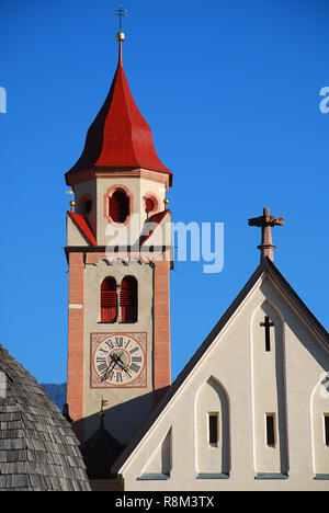 St. Johannes der Täufer Kirche in Tirol, Italien. Tirol ist eine Gemeinde (Gemeinde) in der Provinz Südtirol in Norditalien Stockfoto