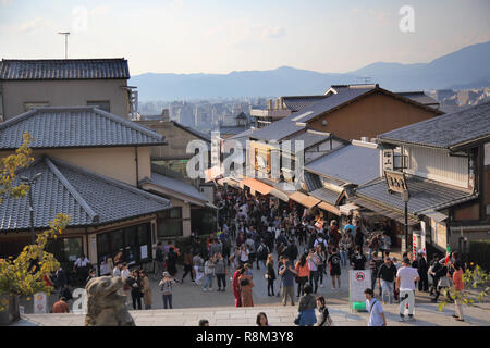 Sehr große Massen von Touristen auf dem Weg zum Kiyomizu-dera Tempel mit Blick auf Kyoto Japan Stockfoto