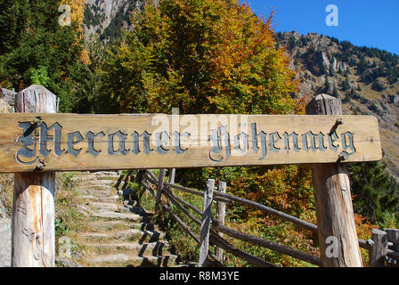 Wandern Zeichen für die Meraner Hochalpine Tour (Deutsch: Meraner Höhenweg, Ital.: Alta Via di Meran). Südtirol, Italien Stockfoto