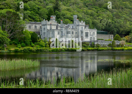 Kylemore Abbey, eine ehemalige Burg, die im 19. Jahrhundert erbaut, Irland Stockfoto