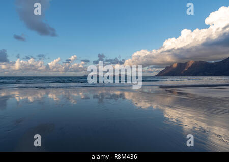 Kanarische Inseln, Spanien, Insel La Graciosa Blick von Famara Strand Stockfoto