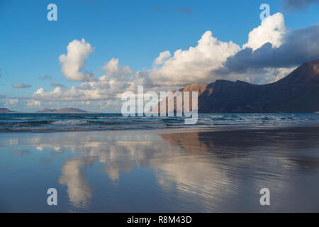 Blick auf Caleta de Famara und das Meer wie aus dem Famara massiv gesehen, Lanzarote, Kanarische Inseln, Spanien Stockfoto