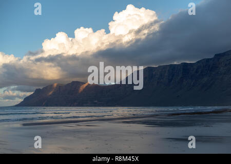 Blick auf Caleta de Famara und das Meer wie aus dem Famara massiv gesehen, Lanzarote, Kanarische Inseln, Spanien Stockfoto