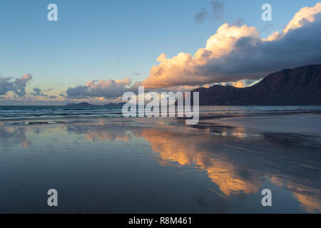 Blick auf Caleta de Famara und das Meer wie aus dem Famara massiv gesehen, Lanzarote, Kanarische Inseln, Spanien Stockfoto