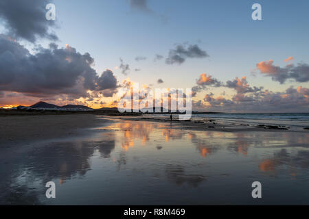 Blick auf Caleta de Famara und das Meer wie aus dem Famara massiv gesehen, Lanzarote, Kanarische Inseln, Spanien Stockfoto