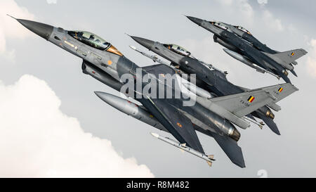 Belgische Luftwaffe F-16MLUs Fliegen über Belgien Stockfoto