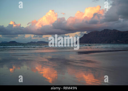 Blick auf Caleta de Famara und das Meer wie aus dem Famara massiv gesehen, Lanzarote, Kanarische Inseln, Spanien Stockfoto