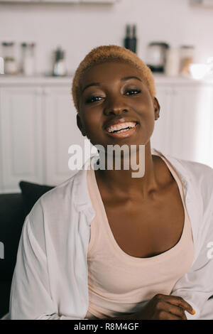 Selektiver Fokus der fröhlichen afrikanische amerikanische Frau mit kurzen Haaren Stockfoto