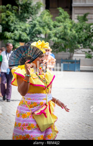 Alte kubanische Dame mit Pfeife, Zigarre und Sonnenschirm in Havanna, Kuba Stockfoto