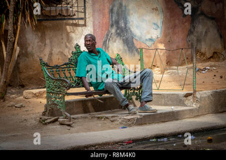 Sehr alte kubanische Mann sitzt auf der Bank in der Altstadt von Havanna Kuba Stockfoto