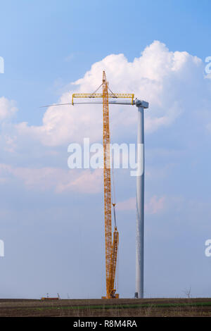 Yellow Crane Tower Inverkehrbringen Windmühle Messer mit Hintergrund des blauen Himmels. Windkraftanlagenbau. Stockfoto