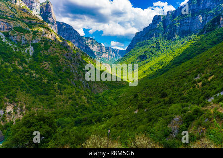 Die Vikos Schlucht in Epirus, Griechenland. Der tiefste Canyon der Welt (1100 m) Stockfoto
