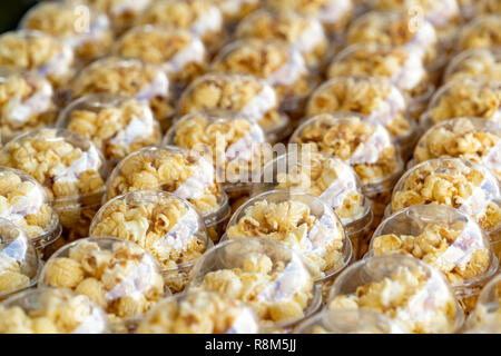 Popcorn in einem Plastikbecher ist wunderschön. Ungesunde Nahrung oder Snack Konzept. Lecker salziges Popcorn. Kohlenhydrate essen. Junk Food. Popcorn auf Plasti Stockfoto