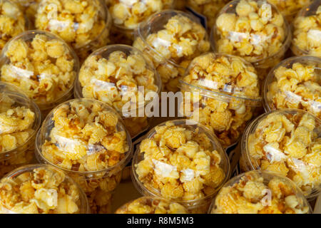 Popcorn in einem Plastikbecher ist wunderschön. Ungesunde Nahrung oder Snack Konzept. Lecker salziges Popcorn. Kohlenhydrate essen. Junk Food. Popcorn auf Plasti Stockfoto