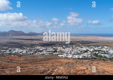 Teguise Stadt Blick vom Mount Guanapay, Lanzarote, Kanarische Inseln Stockfoto