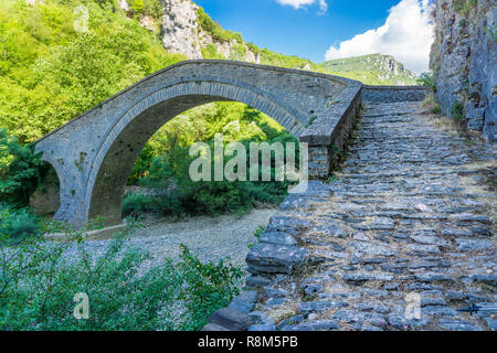 Kokori alten Bogen Steinbrücke (noutsos) auf dem Fluss Voidomatis in der Gemeinde Zagorochoria, Griechenland. Stockfoto