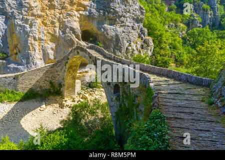 Kokori alten Bogen Steinbrücke (noutsos) auf dem Fluss Voidomatis in der Gemeinde Zagorochoria, Griechenland Stockfoto