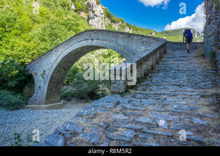 Kokori alten Bogen Steinbrücke (noutsos) auf dem Fluss Voidomatis in der Gemeinde Zagorochoria, Griechenland Stockfoto