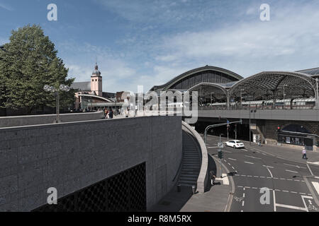 Touristen und Einheimische zu Fuß vor dem Hauptbahnhof in Köln, Deutschland Stockfoto