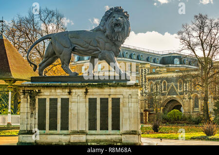 Lion Statue in Forbury-gärten, Reading, Berks Stockfoto