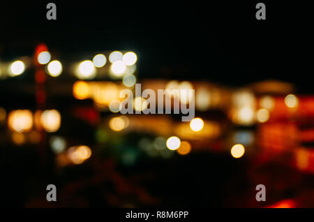 Nacht die Lichter der Stadt in "unscharf". Verschwommenes Foto des Stadtbildes mit Bokeh. Zusammenfassung Hintergrund. Stockfoto