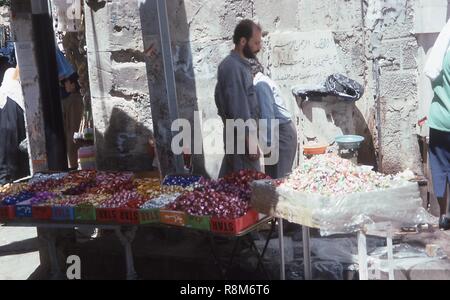 Blick auf die Tabelle, in der sich eine Süßigkeit Verkäufer bei Al-Hamidiyah Souk in der Altstadt von Damaskus, Syrien, Juni, 1994. () Stockfoto