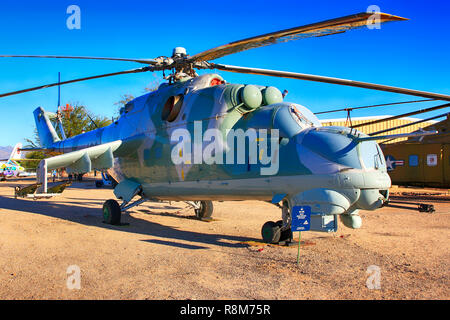 Sowjetische Mil Mi-24-Kampfhubschrauber auf Anzeige an den Pima Air & Space Museum in Tucson, AZ Stockfoto