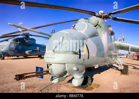 Sowjetische Mil Mi-24-Kampfhubschrauber auf Anzeige an den Pima Air & Space Museum in Tucson, AZ Stockfoto