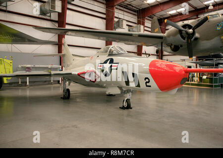 Grumman F9F-8P Cougar US Air Force fighter Jet plane aus den 1950er Jahren auf der Pima Air & Space Museum in Tucson, AZ Stockfoto