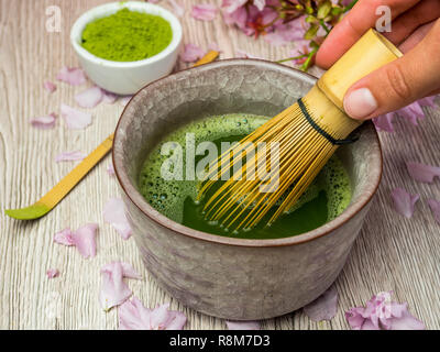 Zubereitung von Matcha Tee Stockfoto