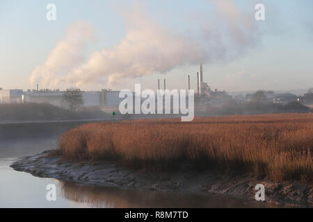 Smurfit Kappa Pflanze, am Ufer des Flusses Medway in Aylesford Kent UK. Smurfit Kappa ist einer von Europas größten Recycler von Papier und Karton. Stockfoto