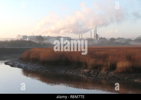 Smurfit Kappa Pflanze, am Ufer des Flusses Medway in Aylesford Kent UK. Smurfit Kappa ist einer von Europas größten Recycler von Papier und Karton. Stockfoto