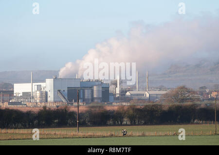 Smurfit Kappa Pflanze, am Ufer des Flusses Medway in Aylesford Kent UK. Smurfit Kappa ist einer von Europas größten Recycler von Papier und Karton. Stockfoto