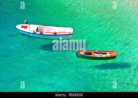 Fliegende Boote auf das türkisfarbene Meer Luftaufnahme, smaragdgrünen Meer der Riviera von Makarska in Dalmatien, Kroatien Stockfoto