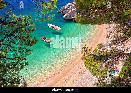 Hiden Beach in Brela mit Boote auf dem smaragdgrünen Meer Luftaufnahme, Makarska Riviera, Dalmatien, Kroatien Stockfoto