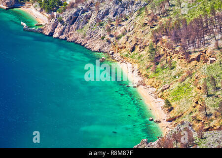 Emerald Hidden Beach unter dem Berg Biokovo Klippen Luftaufnahme, Makarska Riviera, Dalmatien, Kroatien Stockfoto