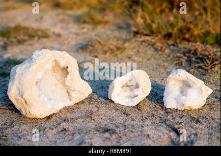 3 geode Kristalle am Strand im Herbst bei Sonnenuntergang Stockfoto
