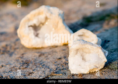 3 geode Kristalle am Strand im Herbst bei Sonnenuntergang Stockfoto