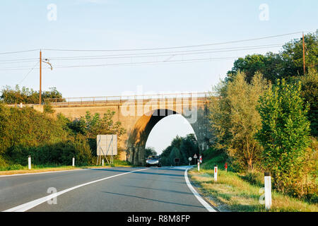 Arch Brücke auf der Autobahn Straße in Maribor in Slowenien Stockfoto