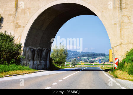 Arch Brücke der Autobahn Straße in Maribor in Slowenien Stockfoto