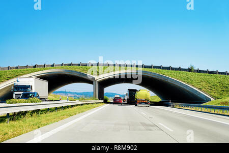 Arch Brücke an der Autobahn Straße in Maribor in Slowenien Stockfoto