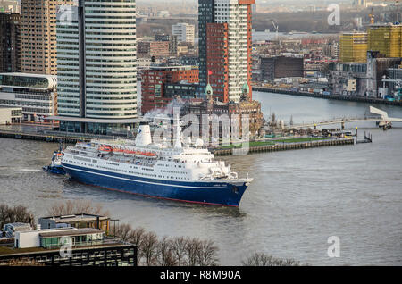 Rotterdam, Niederlande, 10. Dezember 2018: Cruiseship Marco Polo Pässe Hotel New York kurz nach Verlassen der Kreuzfahrt-Terminal am Wilhelmina Pie Stockfoto