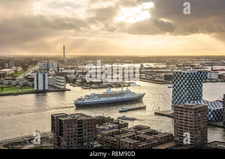 Rotterdam, Niederlande, 10. Dezember 2018: Ein dramatischer Himmel über dem Fluss Nieuwe Maas, die angrenzenden Hafen- und Wohngebieten und Cruiseship Ma Stockfoto