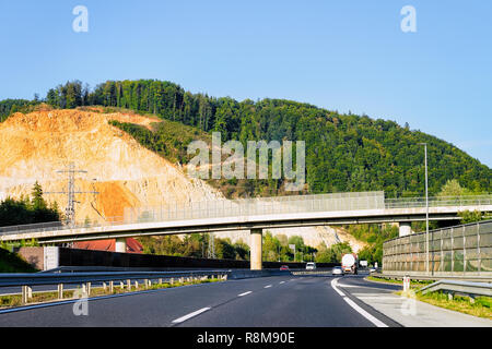Brücke auf moderne Autobahn Straße in Slowenien. Stockfoto