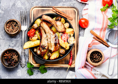 Gebratene Rippchen und Kartoffeln. BBQ essen. Amerikanisches Essen Stockfoto