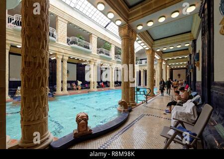 Ungarn, Budapest, ein UNESCO Weltkulturerbe, Buda, Gellert Bäder & Wellness Hotel mit original Jugendstil Interieur, das Schwimmbad in der Haupthalle Stockfoto