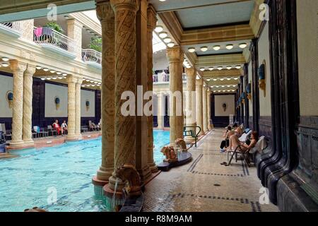 Ungarn, Budapest, ein UNESCO Weltkulturerbe, Buda, Gellert Bäder & Wellness Hotel mit original Jugendstil Interieur, das Schwimmbad in der Haupthalle Stockfoto