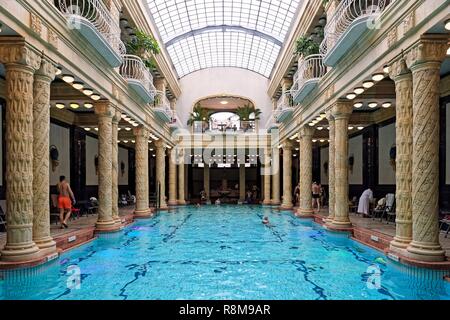 Ungarn, Budapest, ein UNESCO Weltkulturerbe, Buda, Gellert Bäder & Wellness Hotel mit original Jugendstil Interieur, das Schwimmbad in der Haupthalle Stockfoto