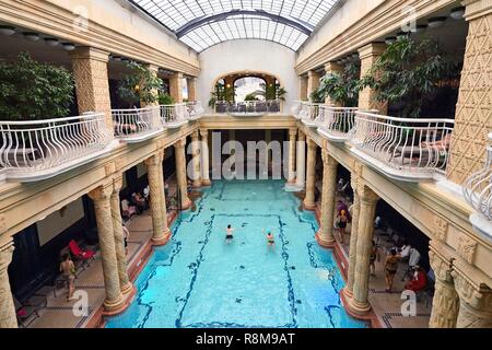 Ungarn, Budapest, ein UNESCO Weltkulturerbe, Buda, Gellert Bäder & Wellness Hotel mit original Jugendstil Interieur, das Schwimmbad in der Haupthalle Stockfoto