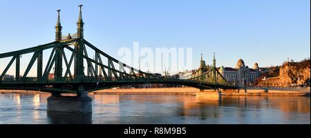 Ungarn, Budapest, ein UNESCO Weltkulturerbe, Gellert Bäder & Wellness Hotel und Freiheit oder Freiheit Brücke (szabadság), von Gustav Eiffel erbaut, überqueren die Donau verbindet Buda Pest Stockfoto